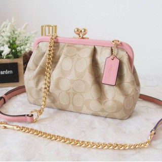 🎀 (สด-ผ่อน) C2876 NORA KISSLOCK CROSSBODY IN SIGNATURE CANVAS