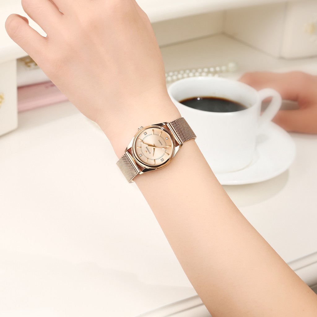 ภาพหน้าปกสินค้าWWOOR นาฬิกาข้อมือ กันน้ำ สไตล์เกาหลี สำหรับผู้หญิง พร้อมกล่องของขวัญ - 8852