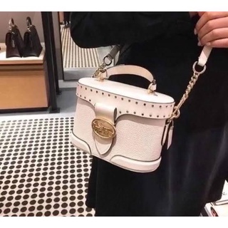 (ผ่อน0%) กระเป๋าสะพายข้าง หนังแท้ สีขาว GEORGIE GEM CROSSBODY WITH RIVETS (COACH 5506) IM/CHALK