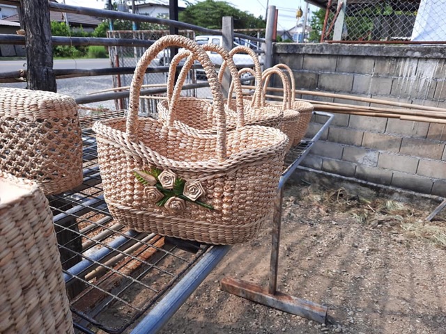 ตะกร้า-ตะกร้าไปวัด-ตะกร้าผักกตบชวา-woven-basket-ตะกร้าสาน-กระเป๋าผักตบชวา-กระเช้า-ตะกร้าใส่นม-ของขวัญ-ของฝาก