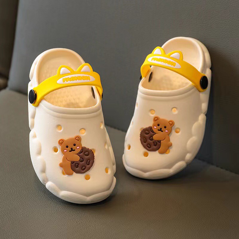 ภาพหน้าปกสินค้ารองเท้าแตะเด็กหัวโต รูปน้องหมีถือคุ๊กกี้ กันลื่น ใส่สบายเท้า T-5288-3