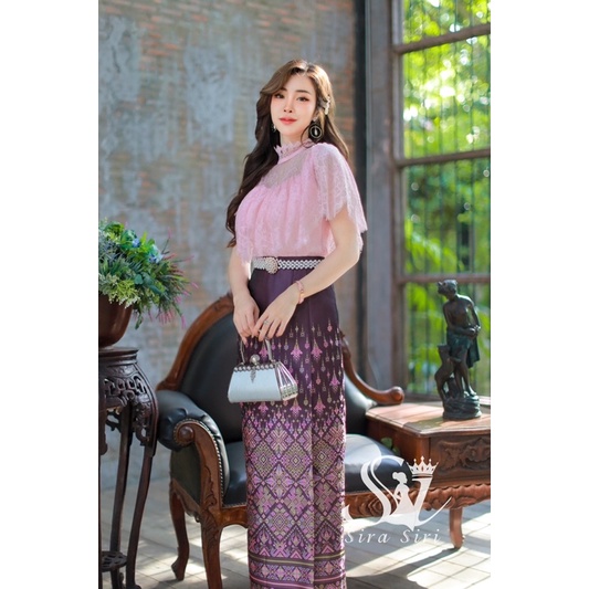 ชุดไทยประยุกต์ Sirasiri เสื้อลูกไม้ระบายสีชมพู ผ้าถุงไหมแพรทิพย์ลายยกดอก หวานละมุน มุมมองที่ 2