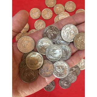 ภาพขนาดย่อของสินค้า(เหรียญละ 62บาท)(เหรียญครุฑปี 2517)เหรียญครุฑ 1 บาท ผ่านการใช้งาน ขัดเงาสวย ปัจจุบันไม่มีใช้แล้ว