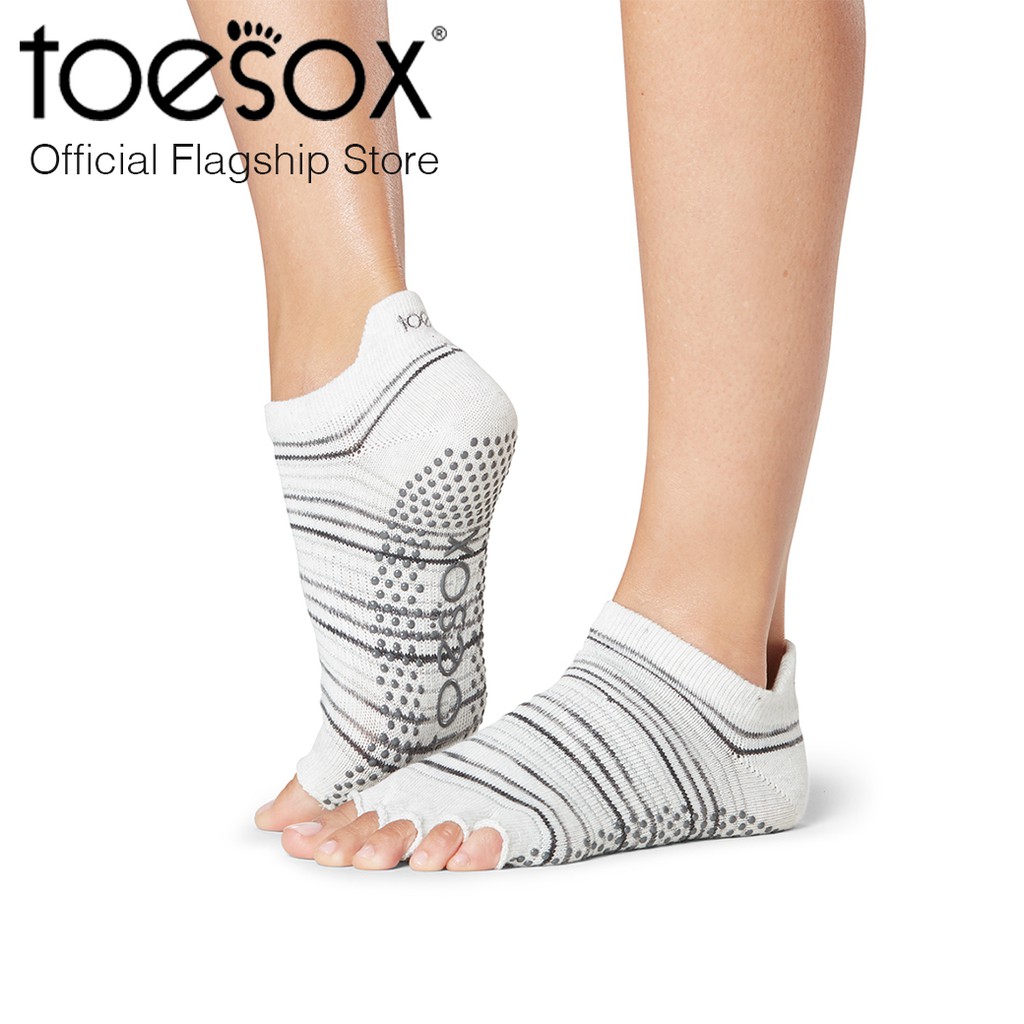ภาพหน้าปกสินค้าToeSox โทซอคส์ ถุงเท้ากันลื่นเปิดนิ้วเท้า รุ่น Low Rise จากร้าน vvwear_official บน Shopee