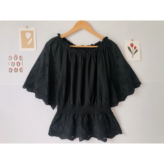 Isbit เสื้อผ้าคอตตอล สีดำ ฉลุลายดอก ใส่เป็นปาดไหล่ได้