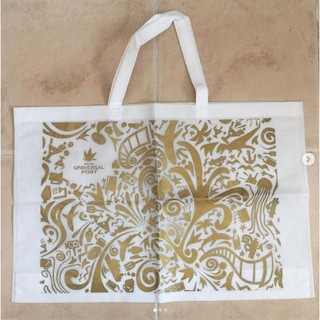 กระเป๋าผ้า กระเป๋า จาก Universal studio ของแท้ เป็น ถุงผ้า สีขาว สกรีนลายสีทอง มาจากญี่ปุ่น จุของได้เยอะ ของใหม่ มือ 1