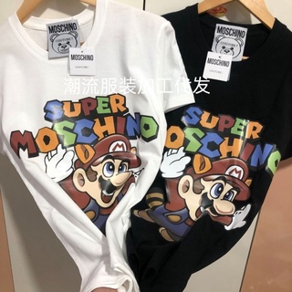 เสื้อยืดสีขาวเสื้อยืดแขนสั้น MOSCHINO ของแท้ในสไตล์เดียวกันสำหรับผู้ชายและผู้หญิง Super Mario ใหม่ล่าสุดในยุโรปและอเมริก