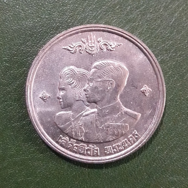 เหรียญ-1-บาท-ที่ระลึก-เสด็จนิวัตพระนคร-ผ่านใช้สภาพดี-พร้อมตลับ