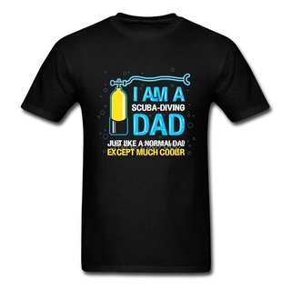 เสื้อยืดแขนสั้น ผ้าฝ้าย พิมพ์ลาย Im A Scuba Dive Dad Custom 3XL สําหรับผู้ชาย NB321GRE10207