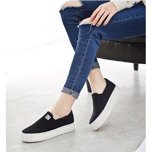 ภาพสินค้า𝑳𝒂𝒆𝒊 𝒃𝒂𝒈&𝒔𝒉𝒐𝒆𝒔 รองเท้าผ้าใบทรงสลิปออน ส้นหน้า 3 cm มี 2 สี แต่งลายหน้ายิ้ม จากร้าน laeibagshoes บน Shopee ภาพที่ 6