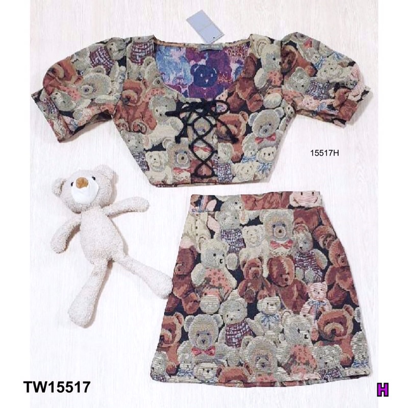 tw15517-set-2-ชิ้น-เสื้อครอปแขนตุ๊กตาลายหมี-ดูคิ้วส์สุดดดด-กระโปรงสั้น-ทรง-a-ผ้าทอลายหมีเข้าเซต-พร้อมส่ง