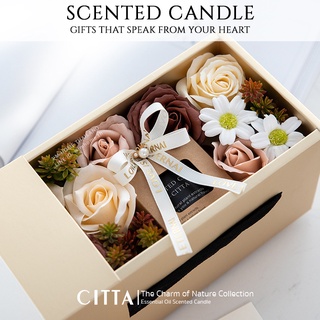 ภาพหน้าปกสินค้าเทียนหอมพร้อมดอกไม้ เทียนหอมอโรม่า ของขวัญวันเกิด ของขวัญงานเกษียณ ของชำร่วยงานแต่ง ของขวัญให้แฟน Gift Set Box ที่เกี่ยวข้อง