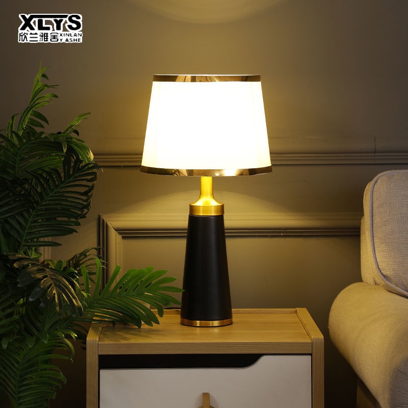 xin-lan-ya-she-โคมไฟตั้งโต๊ะสร้างสรรค์สไตล์นอร์ดิกโคมไฟข้างเตียงหรี่แสงได้