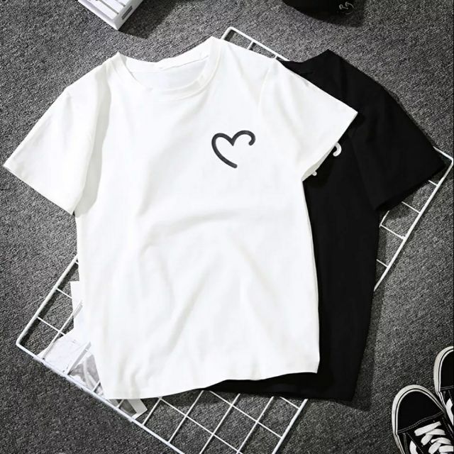 ภาพหน้าปกสินค้าเสื้อยืดลายหัวใจ มีสีดำและสีขาว จากร้าน kittiyalingkkklll บน Shopee