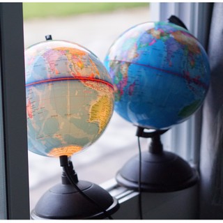 ภาพหน้าปกสินค้าลูกโลก ลูกโลกจำลอง หมุนมือ มีไฟ 20 cm.  ลูกโลกภาษาอังกฤษ Globe ที่เกี่ยวข้อง