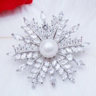 Miss Earring เข็มกลัดเงิน Super Diamond ทรงดอกไม้ ประดับมุก อะไหล่สีเงิน สวยหรู น้ำหนักเบาคุณภาพสูง พร้อมส่ง