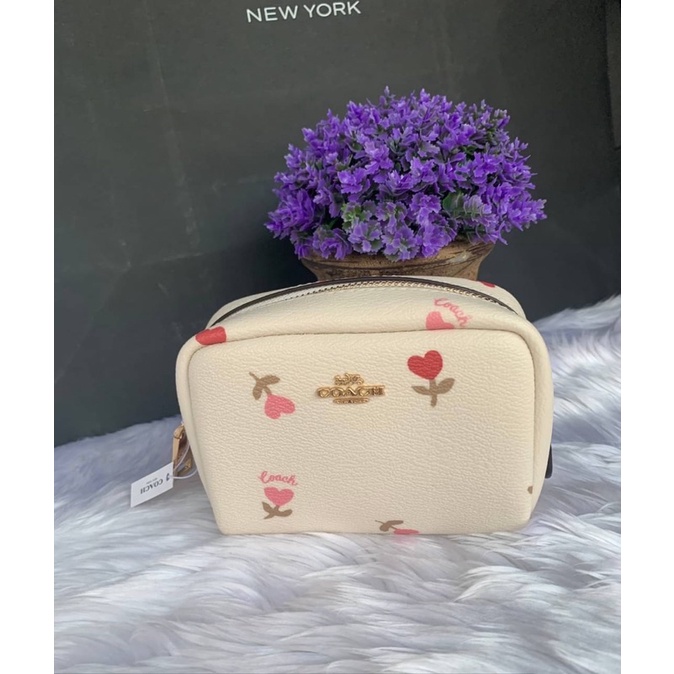 กระเป๋าเครื่องสำอางค์-mini-boxy-cosmetic-case-with-heart-floral-print-coach-c2903-สีขาว-ลายดอกไม้หัวใจ