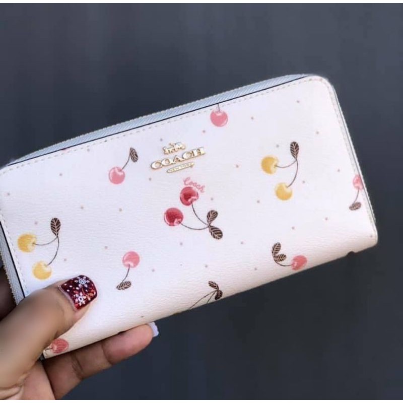 สด-ผ่อน-กระเป๋าสตางค์ซิปรอบ-สีขาวลายเชอรี่-coach-c1813-accordion-zip-wallet-with-painted-cherry-print