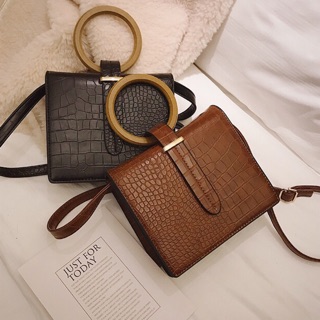 leather crossbody bag : กระเป๋าสะพายข้างลายหนัง