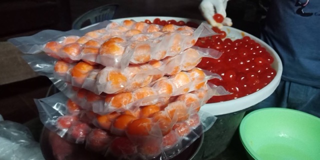 ภาพสินค้าไข่แดงเค็ม แบบแพ็ค30ลูกและแบบกิโล(ประมาณ70-80ลูก) จากร้าน mekhaipedshop บน Shopee ภาพที่ 3