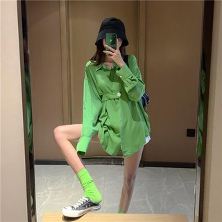 💥Hot Sale สไตล์เกาหลีย้อนยุคเสื้อเชิ้ตสีเขียวอะโวคาโดฮ่องกงรสสัมผัสช่องหลวมกลางยาวผิดปกติ