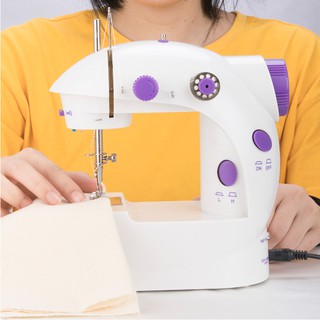 ภาพขนาดย่อของภาพหน้าปกสินค้าจักรเย็บผ้า ไฟฟ้า มินิ ขนาดพกพา Mini Sewing Machine จักรเย็บผ้าขนาดเล็ก พกพาสะดวก (สีม่วง) จักรเย็บผ้าขนาดเล็ก จักรเย็บผ จากร้าน amg88shop บน Shopee ภาพที่ 6