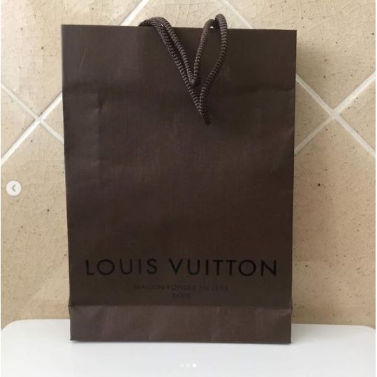 ถุงกระดาษ-แบรนด์-louis-vuitton-รุ่นสีน้ำตาล-ของแท้-แน่นอน-ลายสวยมาก-ด้านข้างถุงก็เป็นลายอย่างดี-สีสวย-มาจาก-shop
