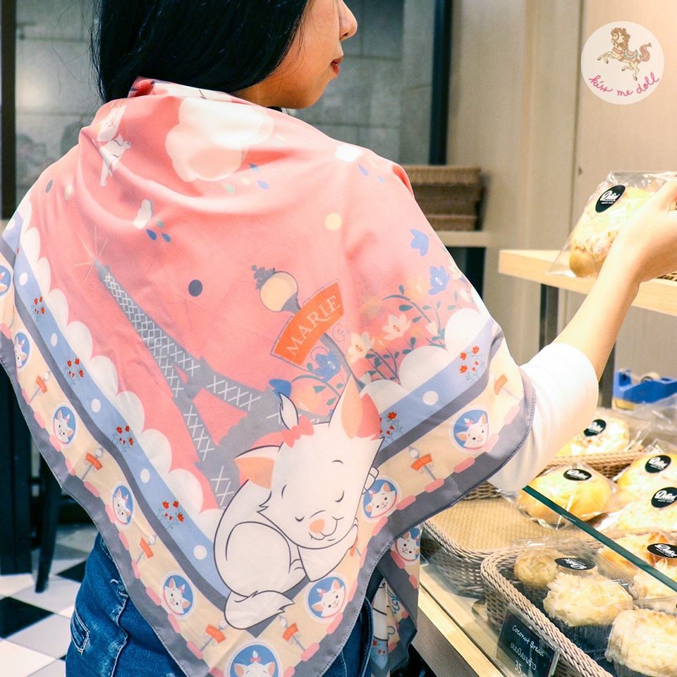 ภาพสินค้าKiss Me Doll - Disney ลาย Marie (แมวมารี) ขนาด 100x100 cm.ผ้าพันคอ/ผ้าคลุมไหล่ จากร้าน kissmedoll_official_store บน Shopee ภาพที่ 7