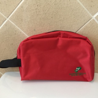 กระเป๋าคล้องข้อมือ พร้อมซิป และมีหูจับ เป็นกระเป๋าสีแดง พกพาง่าย กระเป๋าซิป เป็นกระเป๋าลูกได้สบาย จุเยอะมาก ใบใหม่ มือ 1