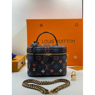 กระเป๋า​สะพาย​ข้าง​/กระเป๋าเครื่องสำอางค์ Louis​ Vuitton