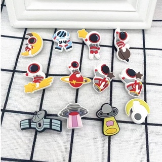 สินค้า Jibbit UFO ชุดนักบินอวกาศ Pin crors jibits จรวดดวงจันทร์รองเท้าตกแต่ง Jibitz Charm อุปกรณ์เสริมสําหรับเด็กรองเท้า Pins