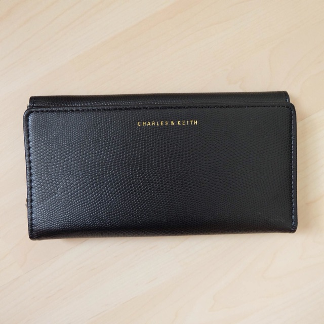 charles-amp-keith-triangle-cut-out-wallet-ส่งฟรีems