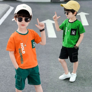 ชุดเสื้อยืด ผ้าฝ้าย พิมพ์ลายตัวอักษร สีส้ม และกางเกงขาสั้น สีเขียว แฟชั่นฤดูร้อน สําหรับเด็กผู้ชาย อายุ 5-12 ปี