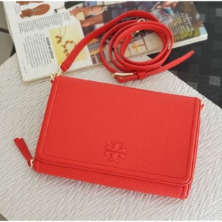 (ผ่อน0%) กระเป๋า สะพายข้าง หนังแท้ สีแดง Tory Burch Thea Flat Wallet Crossbody Bag 55374