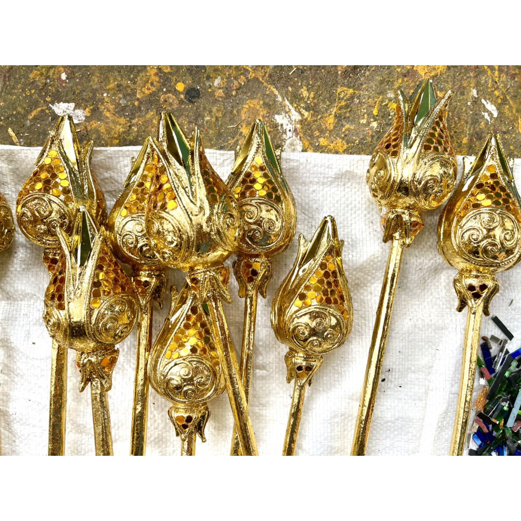ภาพสินค้าดอกบัว ไม้แกะสลัก สีทอง ก้านยาว ดอกบัวตูม ปิดทองคำเปลวส่องประกายสุกปลั่ง ประดับกระจกสีทอง สําหรับตกแต่งบ้าน ห้องพระ วัด จากร้าน kornwikawangpreedalertkul บน Shopee ภาพที่ 2