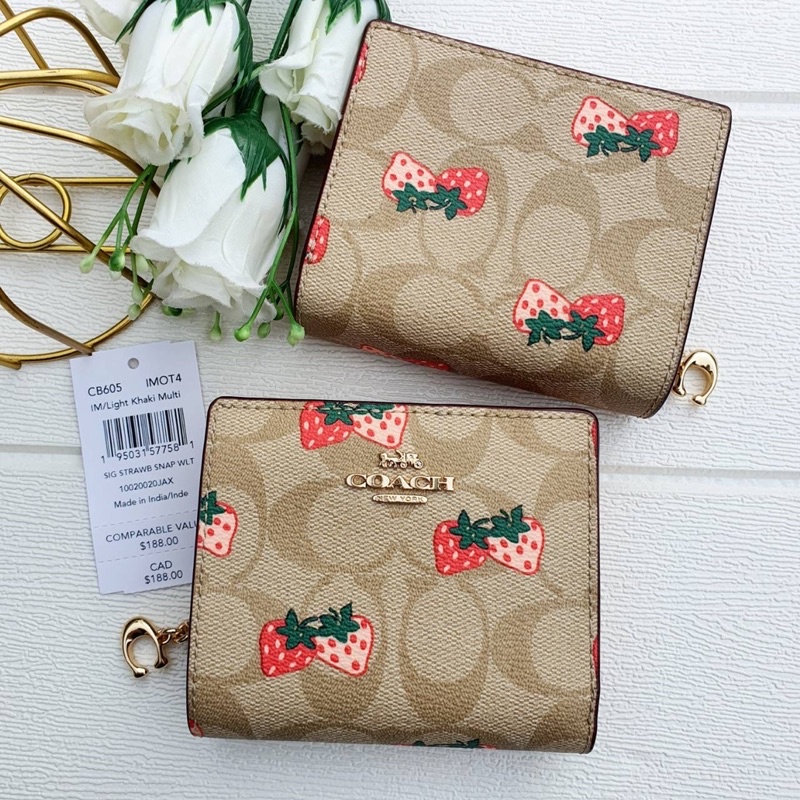 สด-ผ่อน-กระเป๋าสตางค์-ลายสตอเบอรี่-coach-cb605-snap-wallet-in-signature-canvas-with-strawberry-print