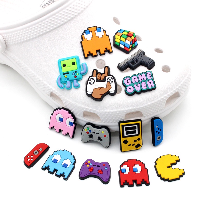 ภาพหน้าปกสินค้าน่ารัก 1pcs Jibbitz shoe charms การ์ตูน ธีมเกม Pac-Man Crocs ถอดได้ diy decorate pvc รองเท้าแตะ accessories หัวเข็มขัด ของขวัญคริสต์มาสสำหรับเด็ก 1000 รุ่น สําหรับคุณเลือก
