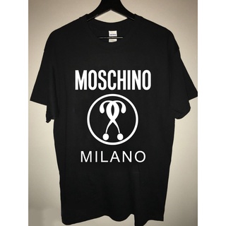 GILDAN Yuanl5 {พร้อมส่ง เสื้อยืดแขนสั้น พิมพ์ลาย Moschino Milano Moschino สีดํา พลัสไซซ์ ของขวัญวันเกิด สําหรับผู้ชาย XS