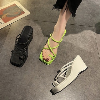 ภาพหน้าปกสินค้ารองเท้าส้นสูงแฟชั่นผู้หญิง 😊HOT SALE👧เซ็กซี่เปิดนิ้วเท้าสายรัดส้นกริช หนาด้านล่างเพิ่มขึ้นลื่นนิ้วเท้า ที่เกี่ยวข้อง