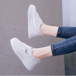 ภาพขนาดย่อของภาพหน้าปกสินค้ารองเท้าผ้าใบผู้หญิง รองเท้าแฟชั่น รองเท้าผ้าใบสีขาว เสริมส้น จากร้าน tukkatashoes บน Shopee ภาพที่ 2