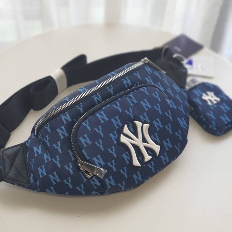 new-collection-mlb-monogram-hip-sack-new-york-yankees