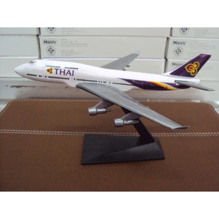 ภาพหน้าปกสินค้าโมเดลเครื่องบินสายการบินไทย THAI Air ways Airlines พลาสติกประกอบเองในกล่อง THAI BOEING 747-400 Plane Model Scale 1/530 ซึ่งคุณอาจชอบราคาและรีวิวของสินค้านี้