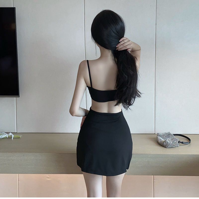 qiqi-กระโปรงสีดำตัวเล็กกลวงปลอมสองชิ้นออกแบบกระโปรงสายเดี่ยวเปิดเอวทรงเอชุดเปิดหลังเซ็กซี่