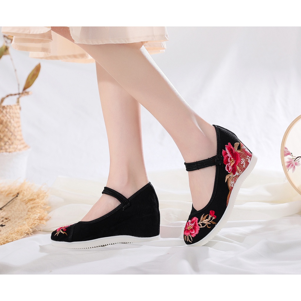 ภาพสินค้าพร้อมส่งจ้า  รองเท้าผู้หญิง รองเท้าสตรี รองเท้ารัดส้นผู้หญิง รองเท้าจีนใส่กับกี่เพ้า งานปักดอกไม้ น่ารัก จากร้าน maemouyshop บน Shopee ภาพที่ 2
