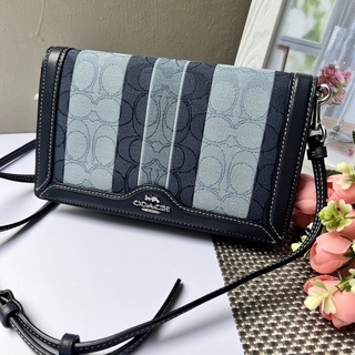 🎀 (สด-ผ่อน) กระเป๋า 8 นิ้ว สีฟ้า C8754 ANNA FOLDOVER CLUTCH CROSSBODY IN SIGNATURE JACQUARD WITH STRIPES