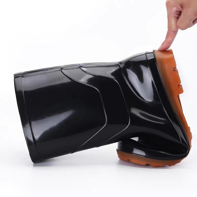 ภาพหน้าปกสินค้ารองเท้าบูท (รุ่น13นิ้ว/ 20นิ้ว Size: 39-45) แบบยาว ตัดหญ้า กรีดยาง กันน้ำ ดำนา สีดำ จากร้าน homedesigh บน Shopee
