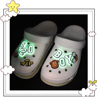 Jibbitz 26 ตัวอักษรภาษาอังกฤษเรืองแสง A-Z DIY ถอดได้ shoe charms Crocs pvc รองเท้าแตะ accessories ของขวัญคริสต์มาสสำหรับเด็ก 1000 รุ่น สําหรับคุณเลือก