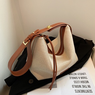 พร้อมส่งจากไทย🔥 Eva Crossbody Bag 93 กระเป๋าผ้าแคนวาส กระเป๋าสะพายข้าง สะพายไหล่ผู้หญิง (ใส่ iPad ขนาด 9.7” ได้)