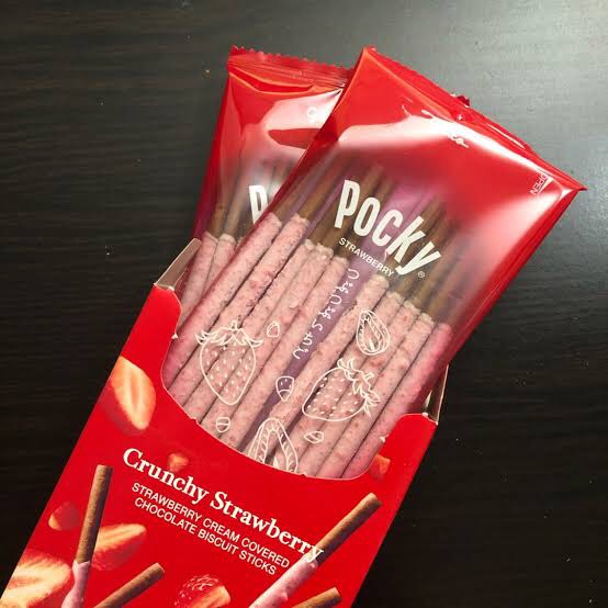 pocky-strawberry-ป้อกกี้สตรอว์เบอร์รี่ผสมเนื้อ-นำเข้าจากญี่ปุ่น