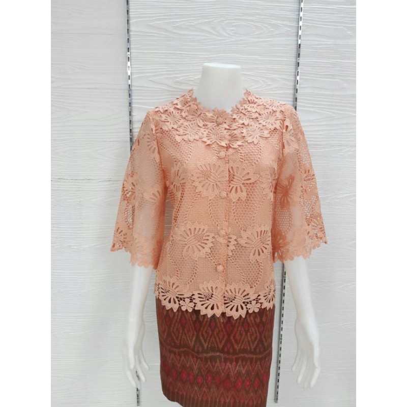 เสื้อลูกไม้กระดุมหน้าลายใหม่สวยมากค่ะใส่แมทกับผ้าไทยสวยมาก
